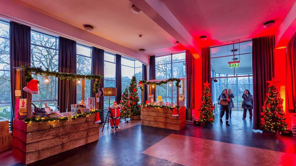 Kerstmarkt in een zaal