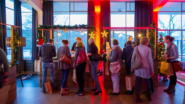 Kerstmarkt met mensen voor de kramen