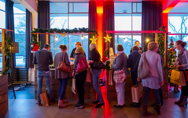Kerstmarkt 5 - More Than Gifts Kerstkramen met mensen ervoor