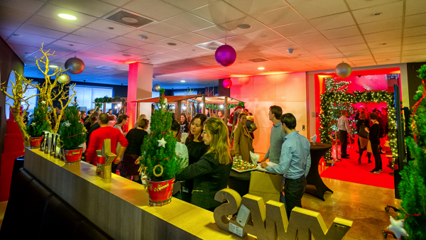 Kerstmarkt in grote zaal