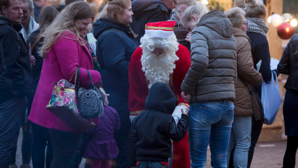 Kindje bij de kerstman op een kerstmarkt