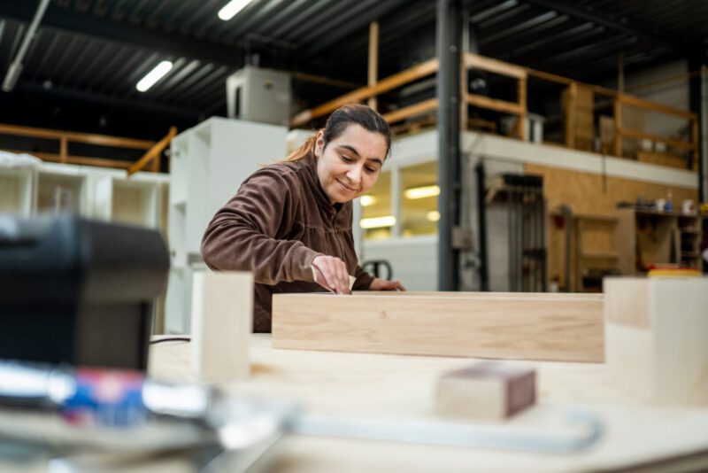 Vrouw is een houten kist aan het schuren van leger des heils