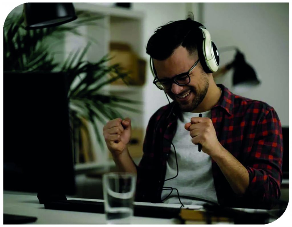 Blije man tijdens online muziek quiz