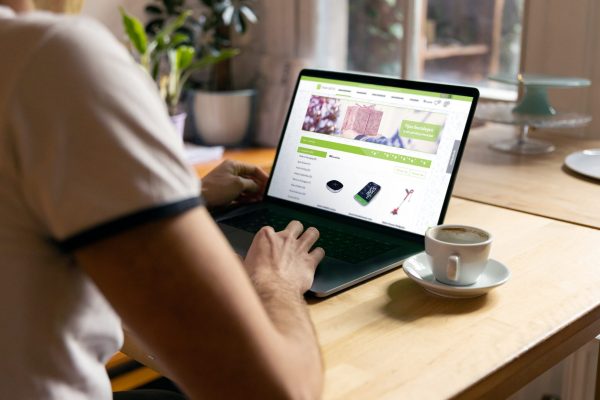 iemand die op zijn laptop op de MoreThanGifts webshop zit