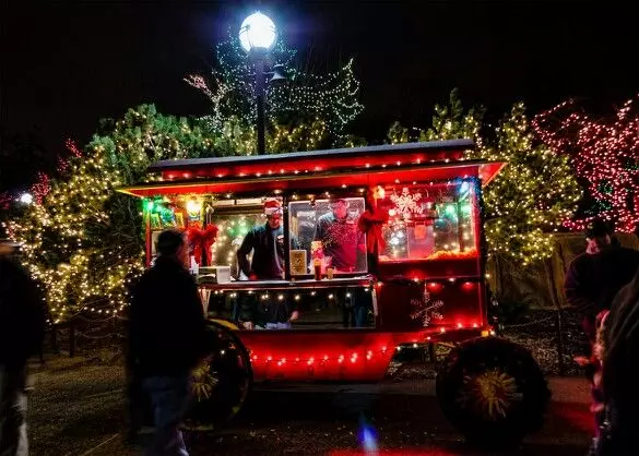 Versierde foodtruck met lichtjes