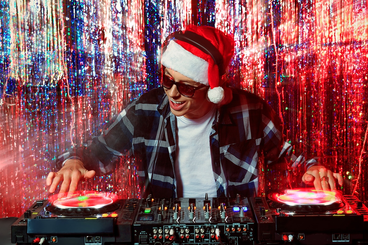 DJ met kerstmuts een disco lichten