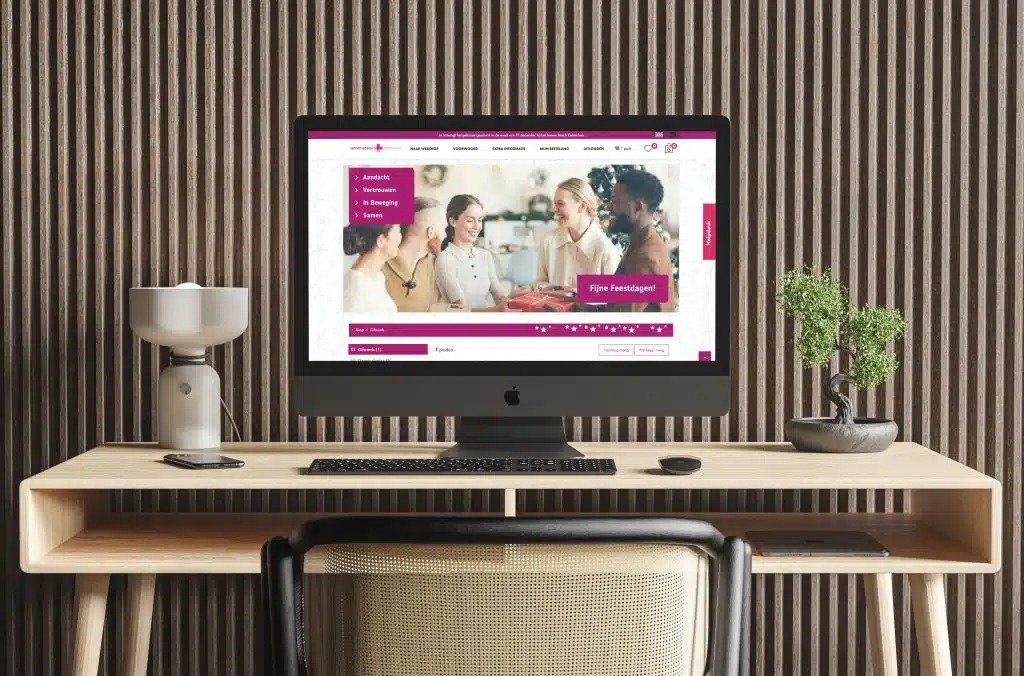 Bureau met een computer waarop de kerstgeschenken webshop van het Jeroen Bosch Ziekenhuis te zien is.