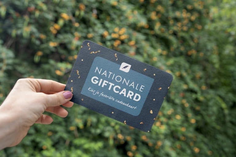 Iemand die een nationale giftcard vasthoud