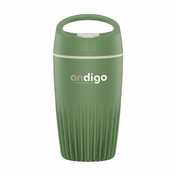 Een herbruikbare groene koffiebeker. Gemaakt van duurzame materialen met een inhoud van 340 ml.