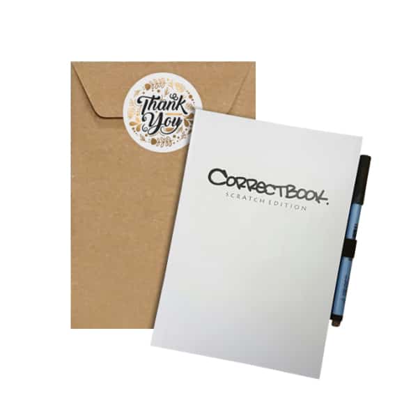 Een herbruikbaar wit correctbook met pen en een verpakking met stikker waarop de tekst "thank you" staat.