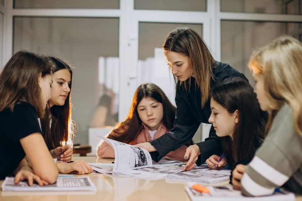 Groep kinderen aan het studeren