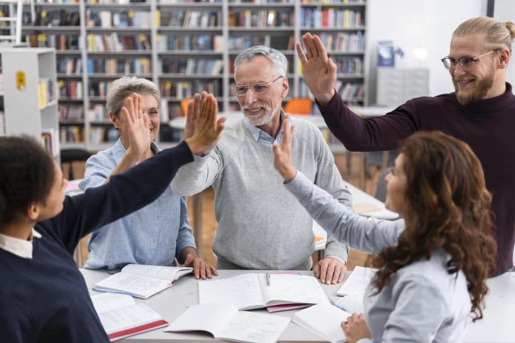 Leraren die elkaar een high five geven