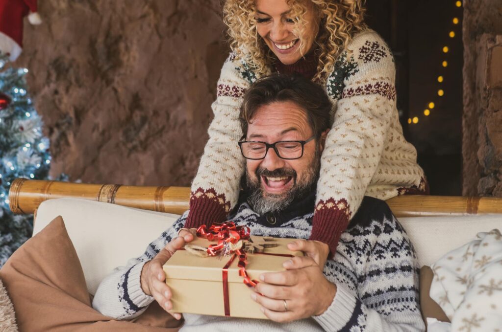 Man ontvangt kerstgeschenk