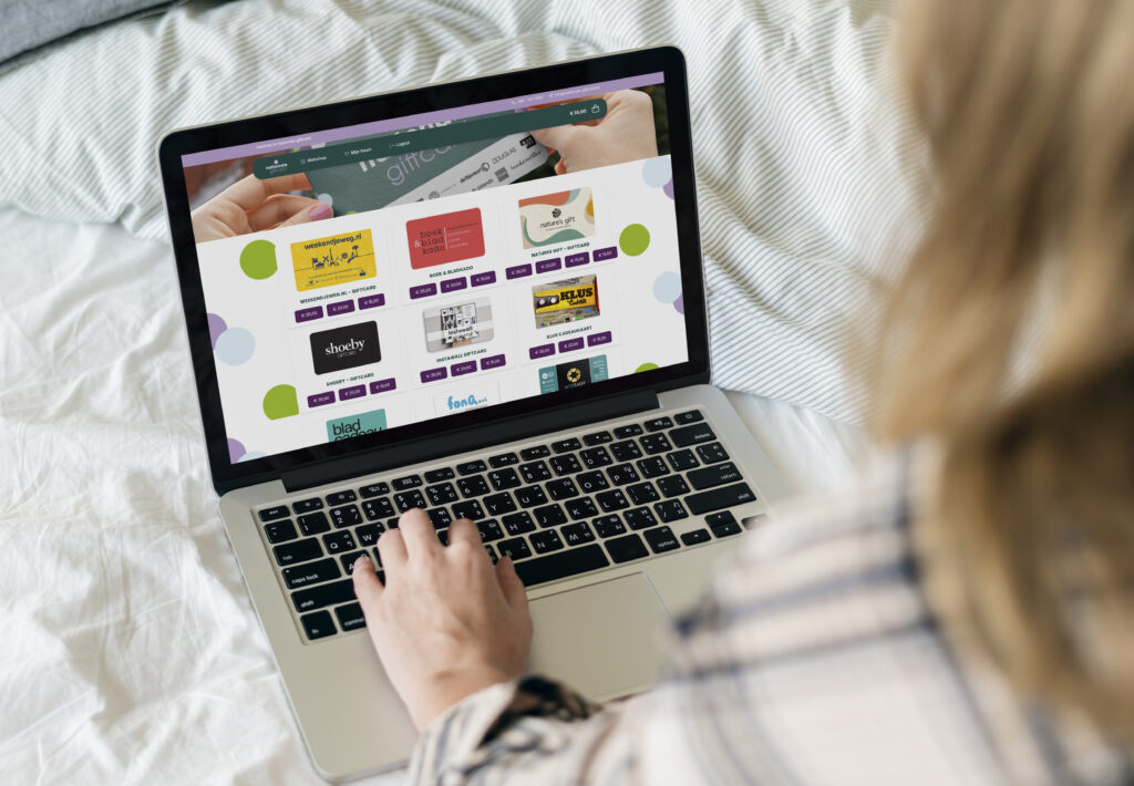 Caucasian girl working on computer laptop - More Than Gifts Nationale Giftcard als kerstconcept