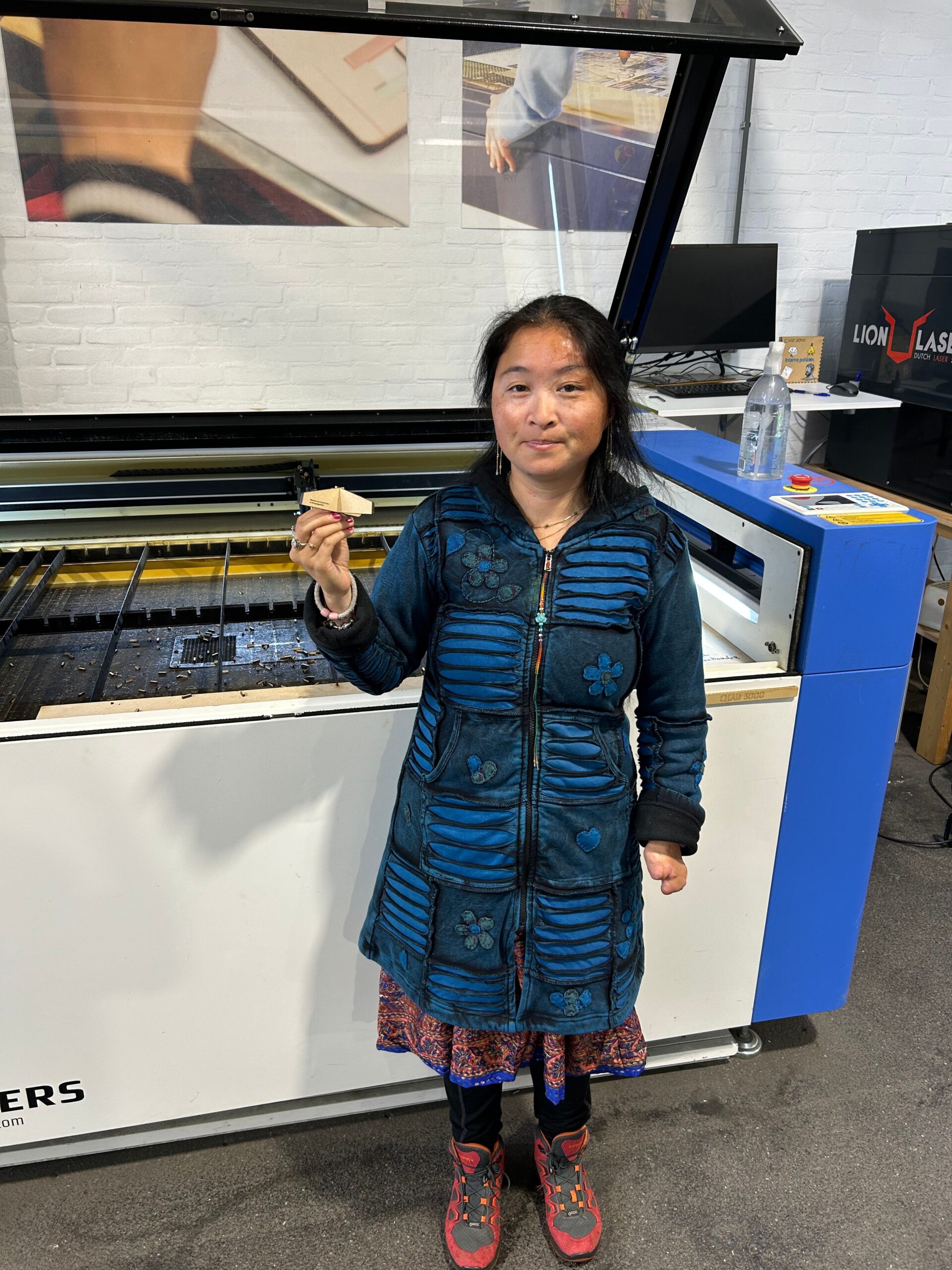 De maker van de telefoonhouder